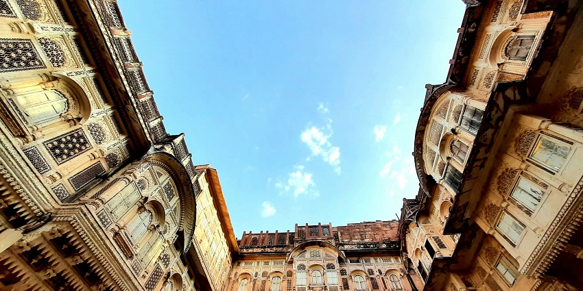 A royal fortress with a thick wall and many towers and bastions on its territory.