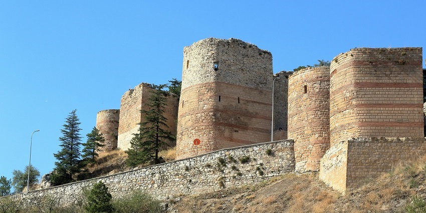 The Madhogarh Fort location is easy to find as it is situated on the famous Aravalli Hills.
