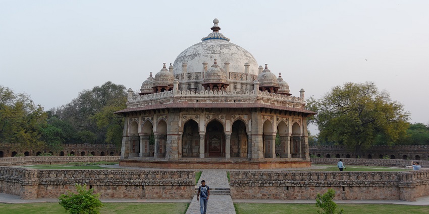 Jahanpanah Fort is present in the area of South Delhi, providing easy access to visit it.