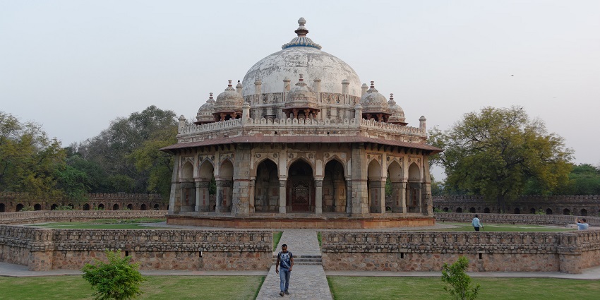 Alai Fort is present in the main city of Delhi, allowing easy access to tourists for exploration.
