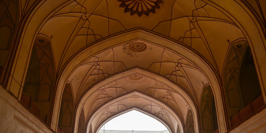 A picture of the interiors of the Red Fory with a dome with visible intricate Mughal architecture