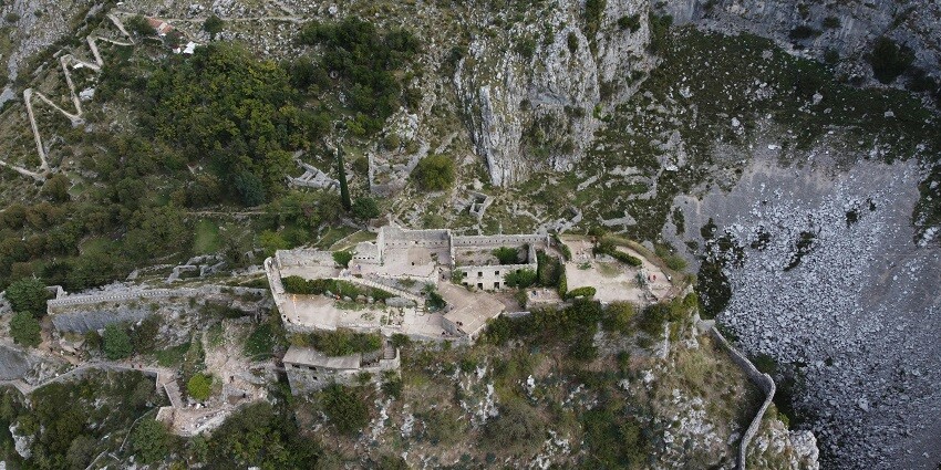 An aerial picture of a fort built on a hill, surrounded by lush greenery