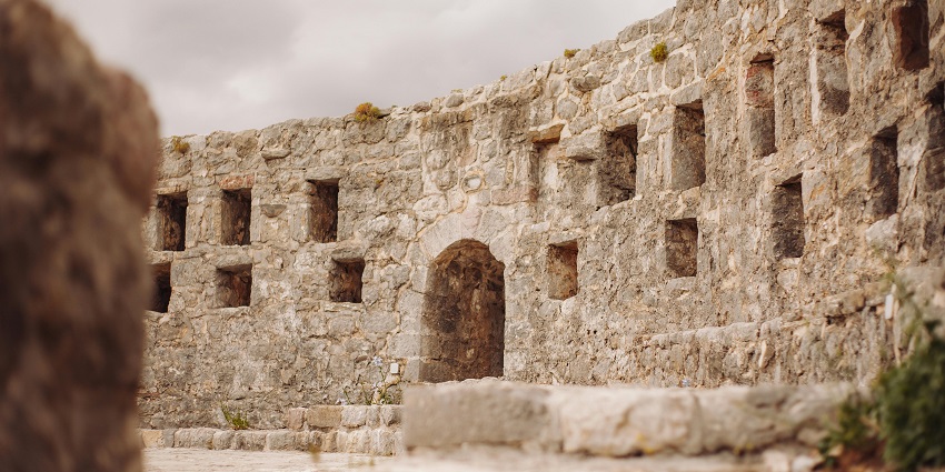 Ruins of Lodhi Fort, showing the grandeur of architecture during the Mughal period.