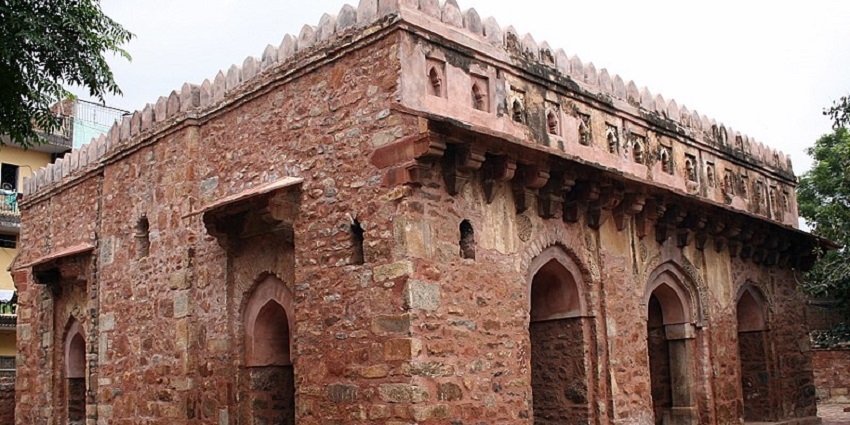 Lodi Fort, located near Sutlej River, offers serene views of the surrounding areas.