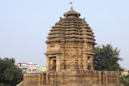 Witness the amazing architecture of the famous Lokanatha Temple, located in Odisha.