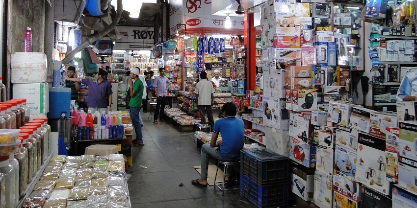 Lokhandwala Market, one of the famous tourist places in Andheri offering trendy fashion, accessories, and décor.