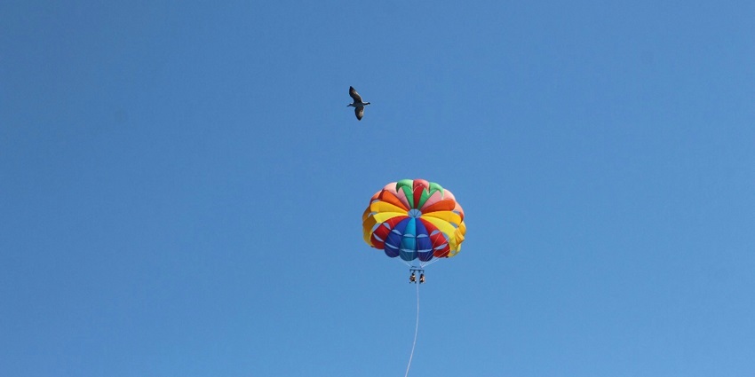 Enjoy Jaisalmer’s desert views while parasailing with Lucky Parasailing Service.