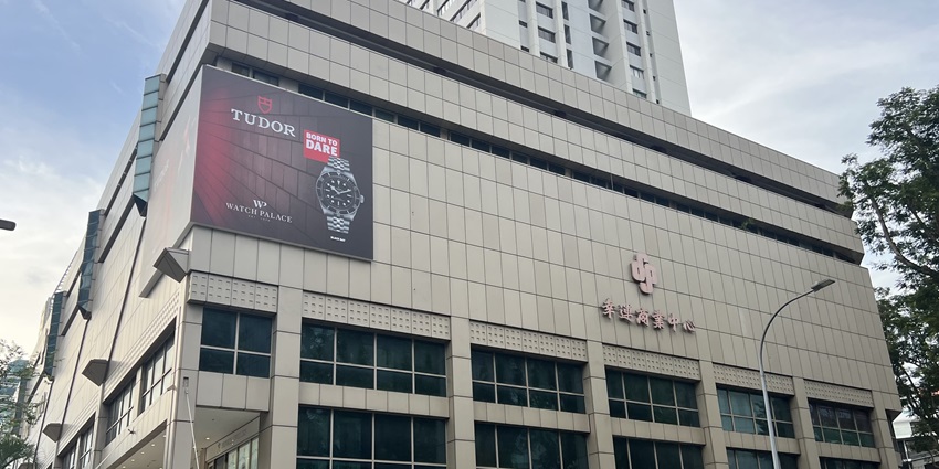 A picture of the Lucky Plaza Shopping Mall from outside, a top cheap shopping spot in Singapore