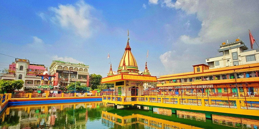 Maa Bamleshwari Temple, one of the best places to visit near Aqua Water Park Rajnandgaon.