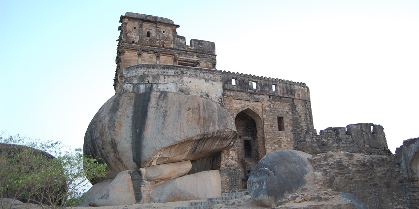 Majestic view of Madan Mahal Fort It is one of the best places to visit in Jabalpur