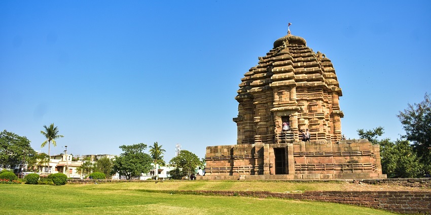 A serene view of the prominent Madhava Temple, one of the top temples in Cuttack.
