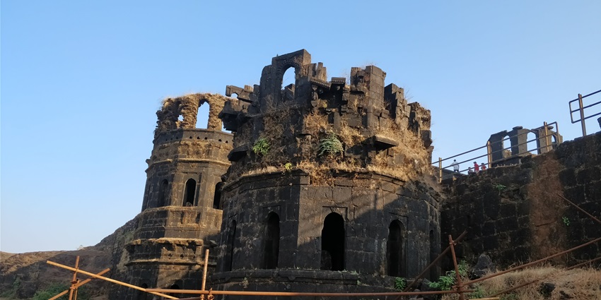 A picture of the ruins of a historical fort, which is one of the best places to visit in Amboli