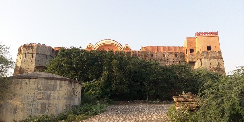 Madhogarh Fort has a palace, a garrison and a step well.