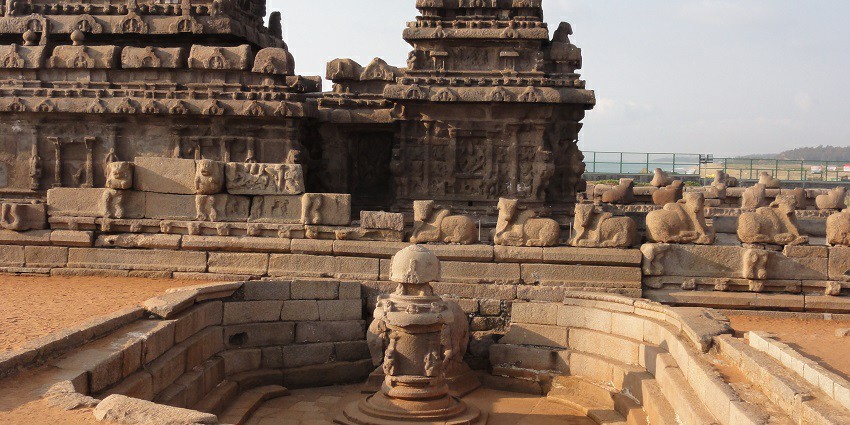 Explore the stunning architecture of the sacred Mahabalipuram Temple, India.