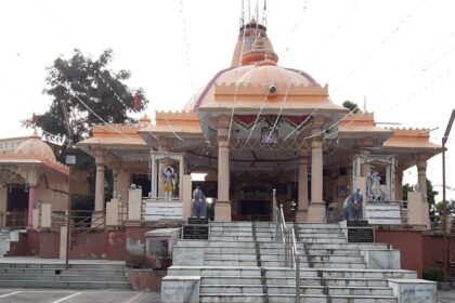 The Mahadev temples in Gujarat feature prominent steps that lead up to its entrance.