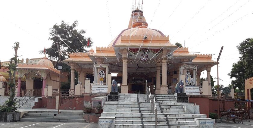 The Mahadev temples in Gujarat feature prominent steps that lead up to its entrance.