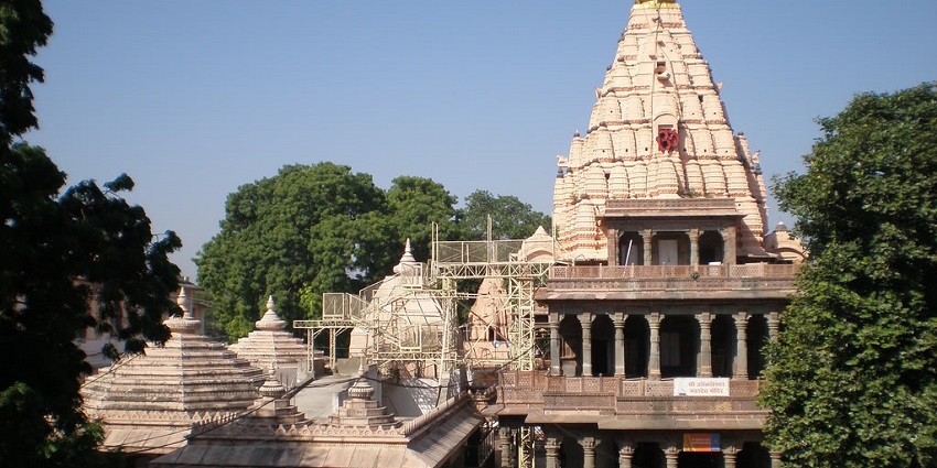 Image of the famous Shri Mahakaleshwar Temple in Ujjain, showing its exquisite construction.