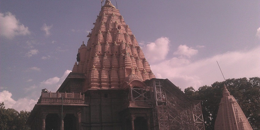 A panoramic view of Shri Mahakaleshwar Temple in Ujjain, one of the best places near Kheoni Wildlife Sanctuary.