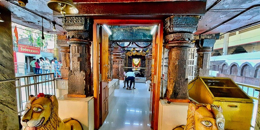 The entrance of Mahamaya one pf the best Chhattisgarh temples, showcasing lion sculptures on both sides