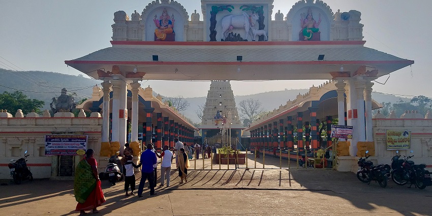 Entrance of the Mahanadi temple, one of the best places to visit nearby for devotees