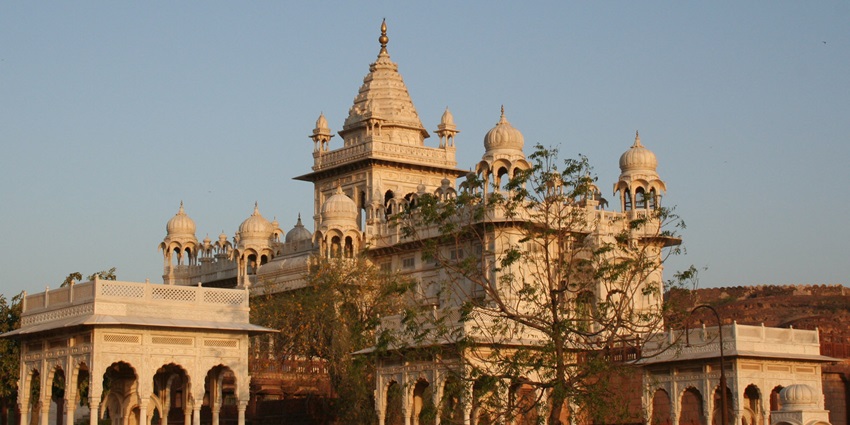 Clear panaromi cview of the Jaswant sing palace and the beautiful courtyard near Ajmer museums