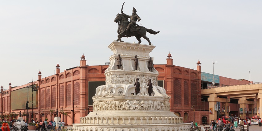 Maharaja Ranjit Singh Museum is one of the most beautiful places to visit near Golden Temple.