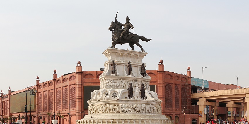 An image of the statue of Maharaja Ranjit Singh outside the museum