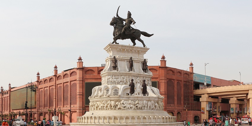 A statue of Maharaja Ranjit Singh used for representation of the famous museum in Amritsar.