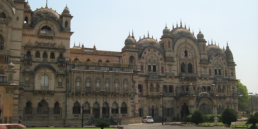 Explore Maharaja Ranjitsinh Gaekwad’s legacy through artefacts, costumes, and weaponry.