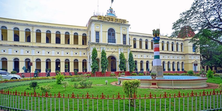 Maharaja’s College is a tourist spot that has gardens, a library and vintage buildings.