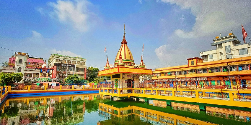 A view of the Mahavir Mandir adorned with vibrant hues, one of the best Bihar temples.