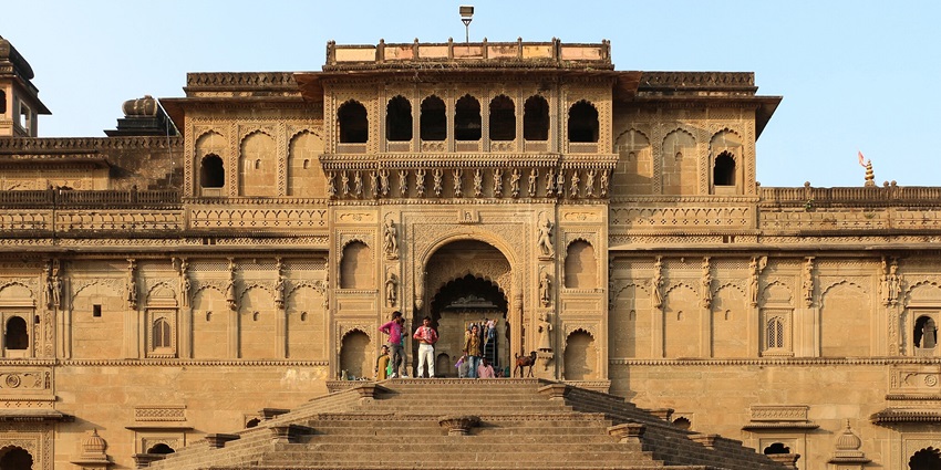 An exterior view of Maheshwar Fort shows its beautiful architecture - places to visit near Madhya Pradesh