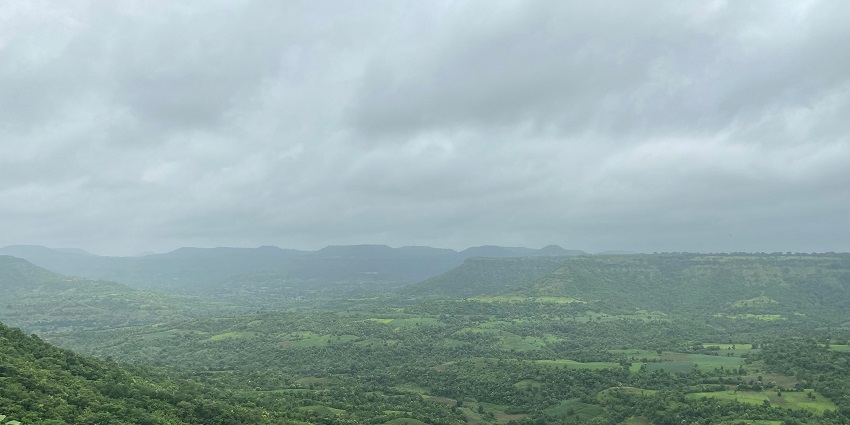 A breathtaking view of the Ahilya Fort overlooking the Narmada River in Maheshwar.