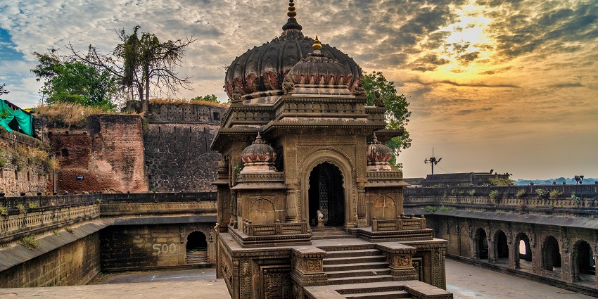 A picture of Maheshwar Stronghold, featuring its amazing engineering and grand waterway.