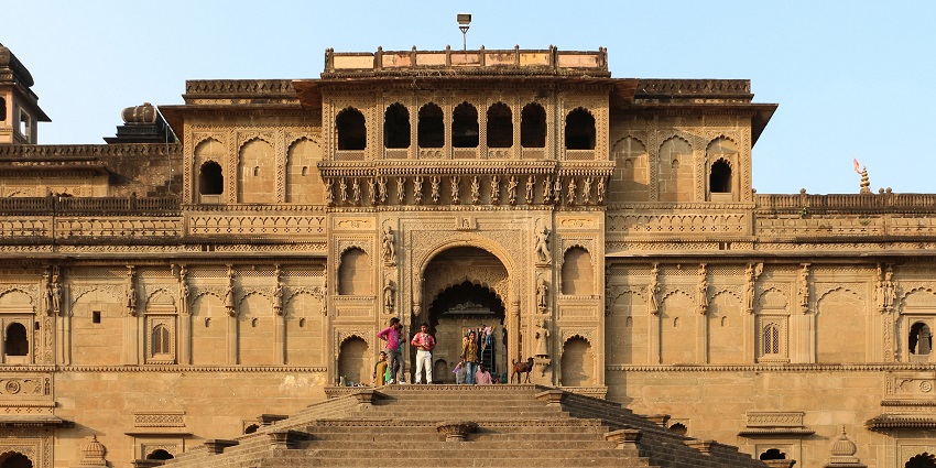 An image of Maheshwar Fort depicting its intricate architecture and ancient corridors.