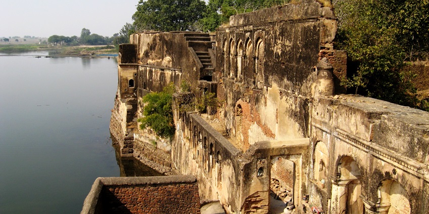 Ancient ruins of Mahoba and it is the best place to visit near Khajuraho for travellers.