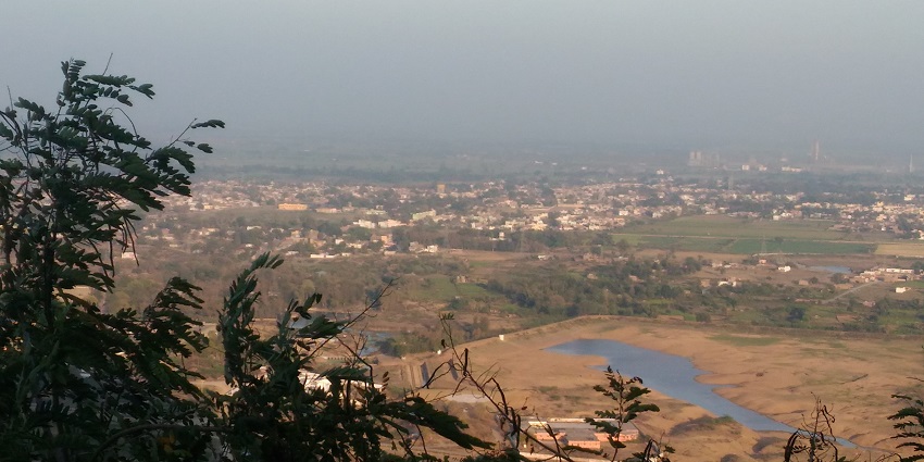 Wide view of the plains in Maihar, showcasing the expansive landscape and distant hills.