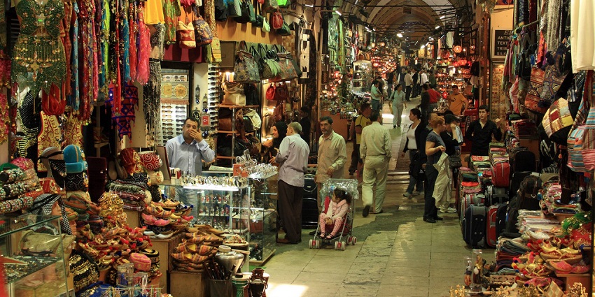 An image of a market street with vendors and buyers like the Main Market of Pushkar.