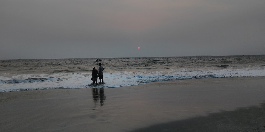 A beautiufil evening snap of the Majorda Beach near thee Margao with the silhouette on the ocean