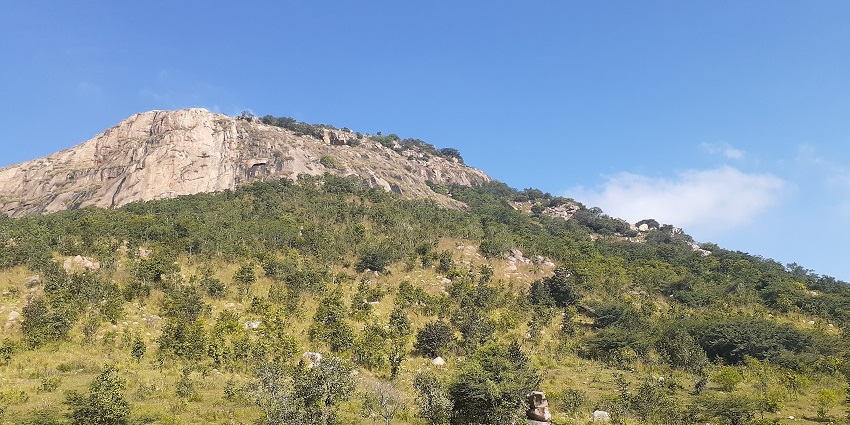 Makalidurga Hill has a railroad track and is among the lesser-known hill stations near Bangalore within 100 kms