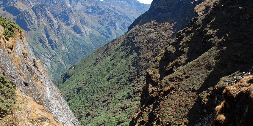 This national park is bordered in the west by the Arun River and has one of the highest peaks