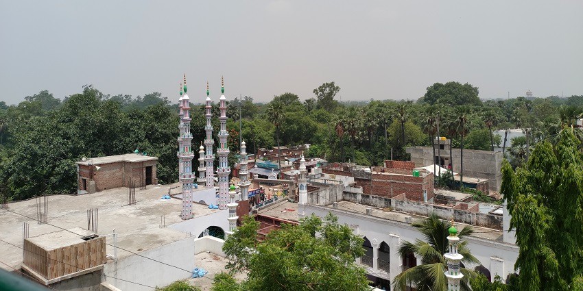 A picture of a monument in Bihar having a few towers in its vicinity