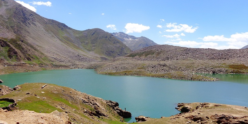 The panoramic view of the lake offers a tranquil setting near Ranthambore Fort.
