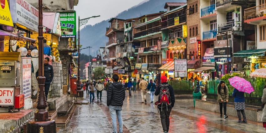 An image of buzzing Mall road located near Shimla Water Catchment Wildlife Sanctuary