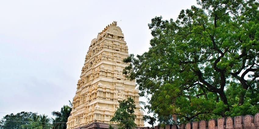 Mallikarjun Temple is one of the 18 Shakti Peeth in India and houses a jyotirlinga of Shiva.