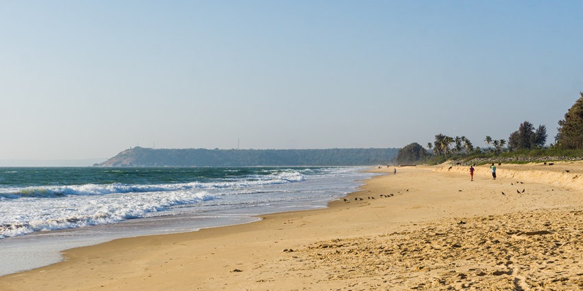 Malvan Beach features scenic views and renowned seafood near the Places to Visit in Tarkarli