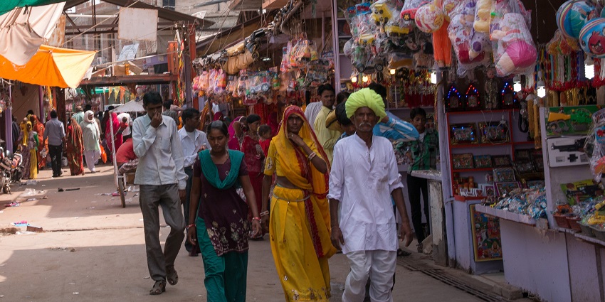 Shopping in Jaisalmer offers a vibrant market with antiques and textiles.
