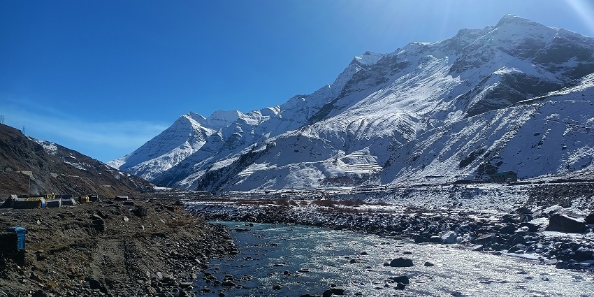 Image of Manali mountains with snow covered and sun is shining on top of the mountains