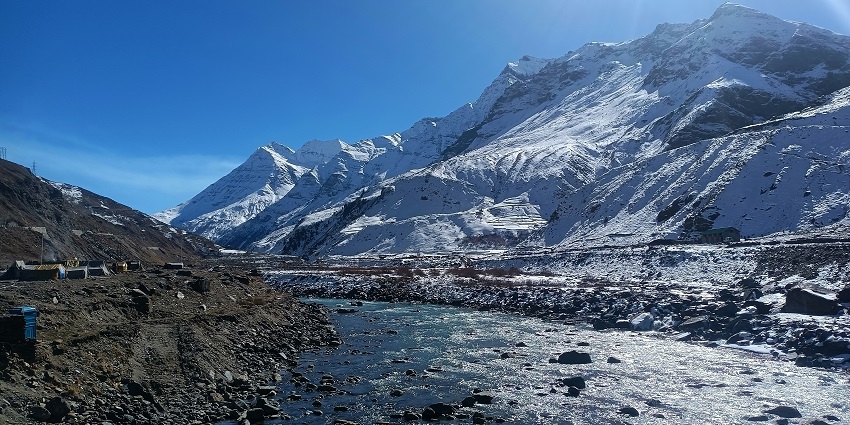 A mesmerising view of Manali, one of the best places to visit near Delhi in August.