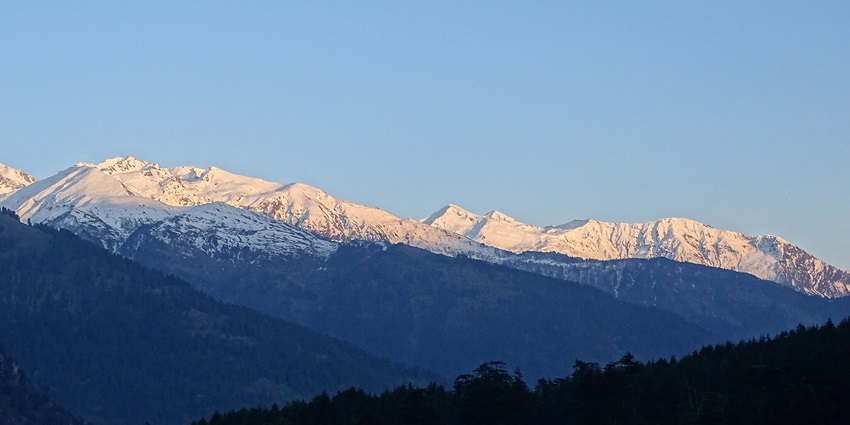 Stunning sunset view over the mountains in Manali, capturing the tranquil evening beauty